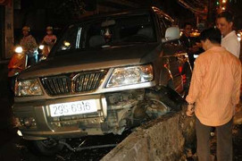 Hà Nội: Đâm vào giải phân cách, ‘xế hộp’ nát đầu