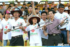 Xem “thần sấm” tự chế của CĐV phố Núi