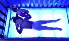 Bé 2 tuổi nằm dưới đèn UV 12 tiếng/ngày chống bệnh gan