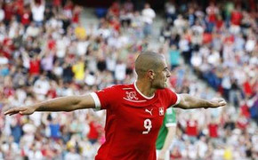 Song sát Thụy Sỹ hạ gục Đức trong cơn mưa bàn thắng