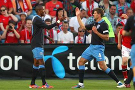 A.Young lập công, Roy Hodgson có chiến quả đầu tiên