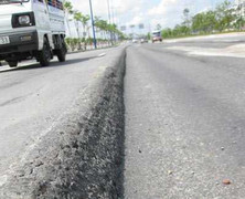 Video: Hiểm nguy rình rập trên đại lộ Đông Tây