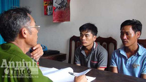 Vô cớ đuổi đánh rồi đốt xe người đi đường