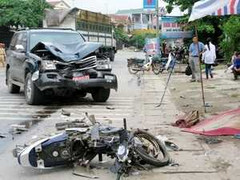 Xe máy đâm trực diện xe ôtô làm 3 người thiệt mạng