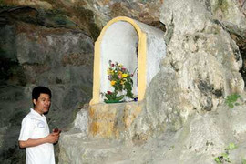 Bí hiểm bộ xương bị thạch nhũ bao trùm trong hang đá