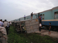 Xe tải tai nạn, đường sắt Bắc Nam ách tắc