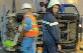 Xe tải lật trong hầm vượt sông Sài Gòn