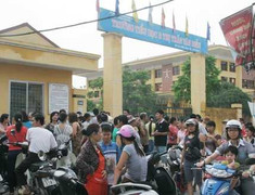 Hàng trăm phụ huynh phản đối dự thảo 'tuyển sinh lớp 1'