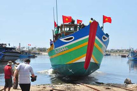 Ảnh: Hạ thủy tàu hậu cần nghề cá lớn nhất miền Trung