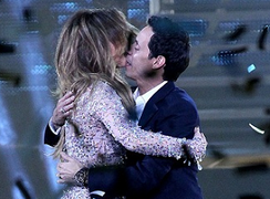 J.Lo và Marc Athony hôn nhau say đắm trên sân khấu