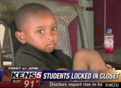 Cười giỡn trong lớp, học sinh bị nhốt vào phòng tối