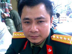 Tự Long - Chú cá hề trong bể