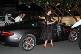 Chân dài Vũ Thu Phương 'tái xuất' khoe siêu xe 9 tỷ