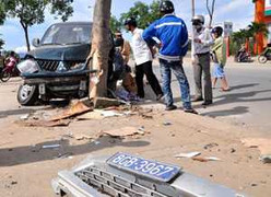 Xe biển xanh 80B đâm đầu vào gốc cây