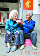 Cảm động chuyện tình đôi vợ chồng 100 tuổi