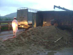 QL 1A ách tắc vì xe tải lật ngang đường