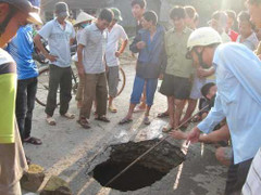'Sông ngầm' trong hố tử thần giữa quốc lộ