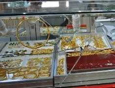 Nhốt chủ tiệm trong phòng, ung dung lấy 30 lượng vàng