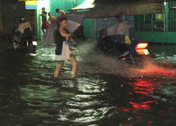 Người dân Sài Gòn ì ạch lội nước sau cơn mưa