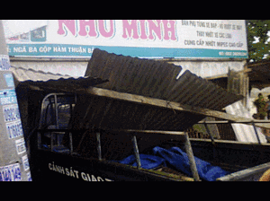 Xe CSGT lao vào nhà dân, tông 4 người bị thương