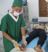 Ngư dân bị cá cờ đâm xuyên bàn chân