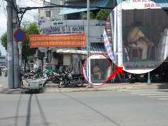 Kiểm điểm 2 viên CSGT bỏ chốt 'tám' chuyện nhà dân