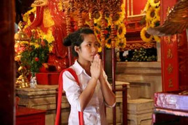 Sĩ tử ùn ùn tới Văn Miếu trước ngày thi tốt nghiệp