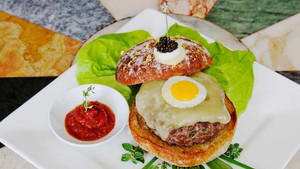 6 triệu đồng 1 chiếc hamburger kèm tăm bằng vàng