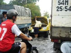 TP.HCM: Mưa nhỏ, nhiều nơi lại ngập sâu trong nước