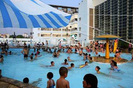 Hãy uống nhiều nước khi đi bơi