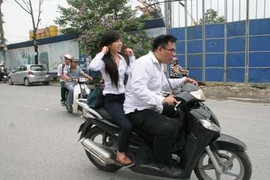 Thi xong: Sĩ tử đầu trần phóng xe ầm ầm trên phố