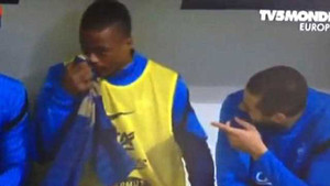 Scandal mới của Euro: Evra lấy áo đấu... lau mông