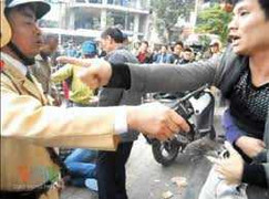 Hai phụ nữ dùng gạch hành hung CSGT