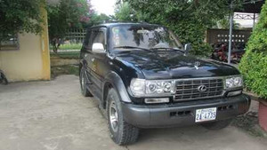 Bí thư xã miền Tây ngồi Lexus biển ngoại đi làm