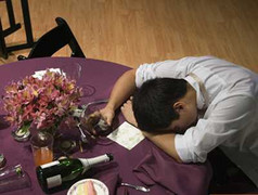 Uống rượu chứa methanol: Hai người tử vong