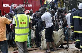 Ảnh: Máy bay Nigeria đâm nhà dân, hơn 150 người chết