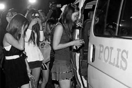 Thế giới 24h: Thiếu nữ Việt bị bắt vì nghi bán dâm