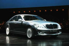 Sếp DN nhà nước 'cưỡi' xe 4,2 tỉ đồng đến công sở