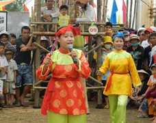 Ảnh: Háo hức xem hội đánh Bài Chòi cổ