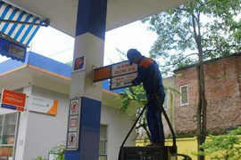 Dân 'dài cổ' đợi cây xăng đủng đỉnh niêm yết giá mới