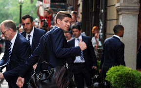 Chùm ảnh: Tuyển Anh đặt chân tới Ba Lan