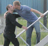 John Travolta quan hệ đồng tính với phi công riêng?