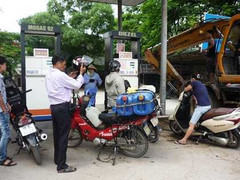 Xăng giảm giá từ 14h, đại lý lắc đầu kêu 'không biết'