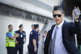 Fan Facebook Việt: CR7 “tịt ngòi”, BĐN về nước sớm
