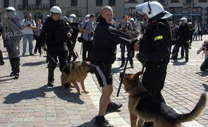 Vũ khí chống Hooligan Anh: Súng trường và chó nghiệp vụ