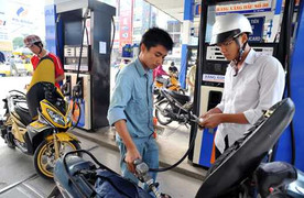 Xăng giảm giá 800 đồng/lít từ 14 giờ