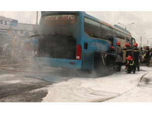 TP. HCM: Xe khách đột nhiên bốc cháy