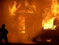 Nhà dân bốc cháy dữ dội sau khi bị sét đánh