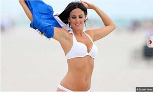 Siêu mẫu cởi áo cổ vũ tuyển Ý trên bãi biển Miami