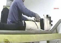 Bác sĩ chữa bệnh bằng cách… quấy rối bệnh nhân nữ